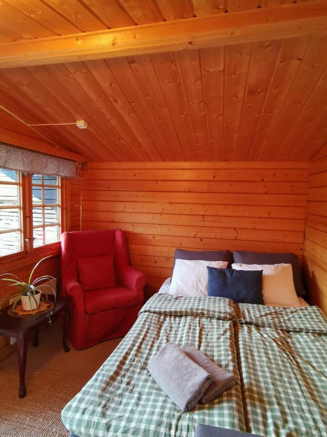 Timber Cottages With Jacuzzi And Sauna Near Lake Vaenern 카를스타 외부 사진
