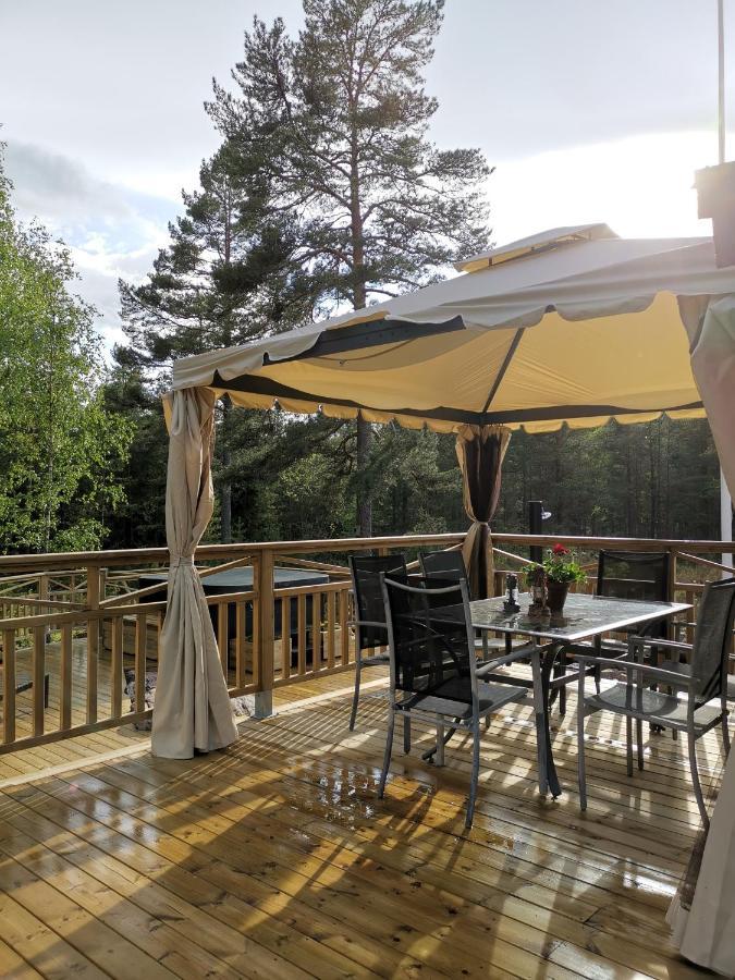 Timber Cottages With Jacuzzi And Sauna Near Lake Vaenern 카를스타 외부 사진