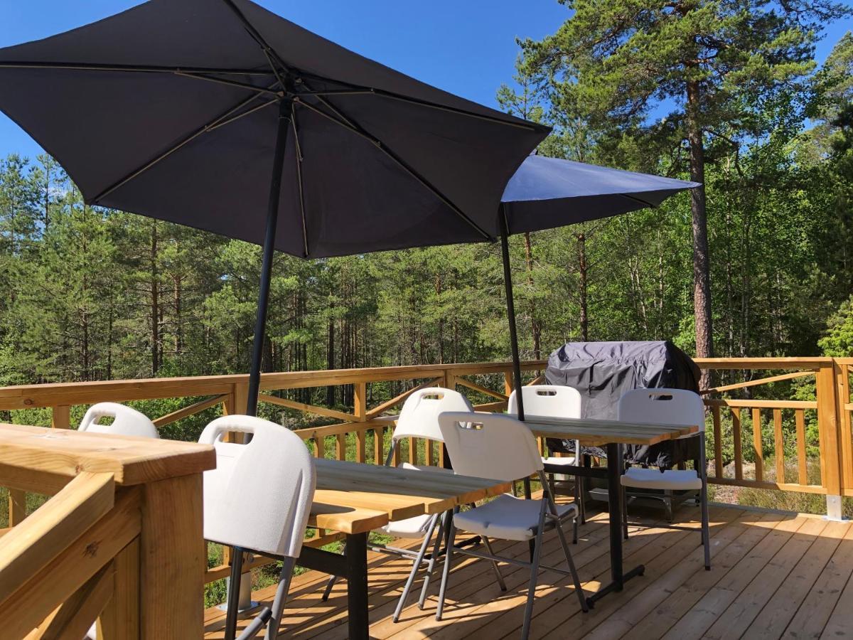 Timber Cottages With Jacuzzi And Sauna Near Lake Vaenern 카를스타 외부 사진