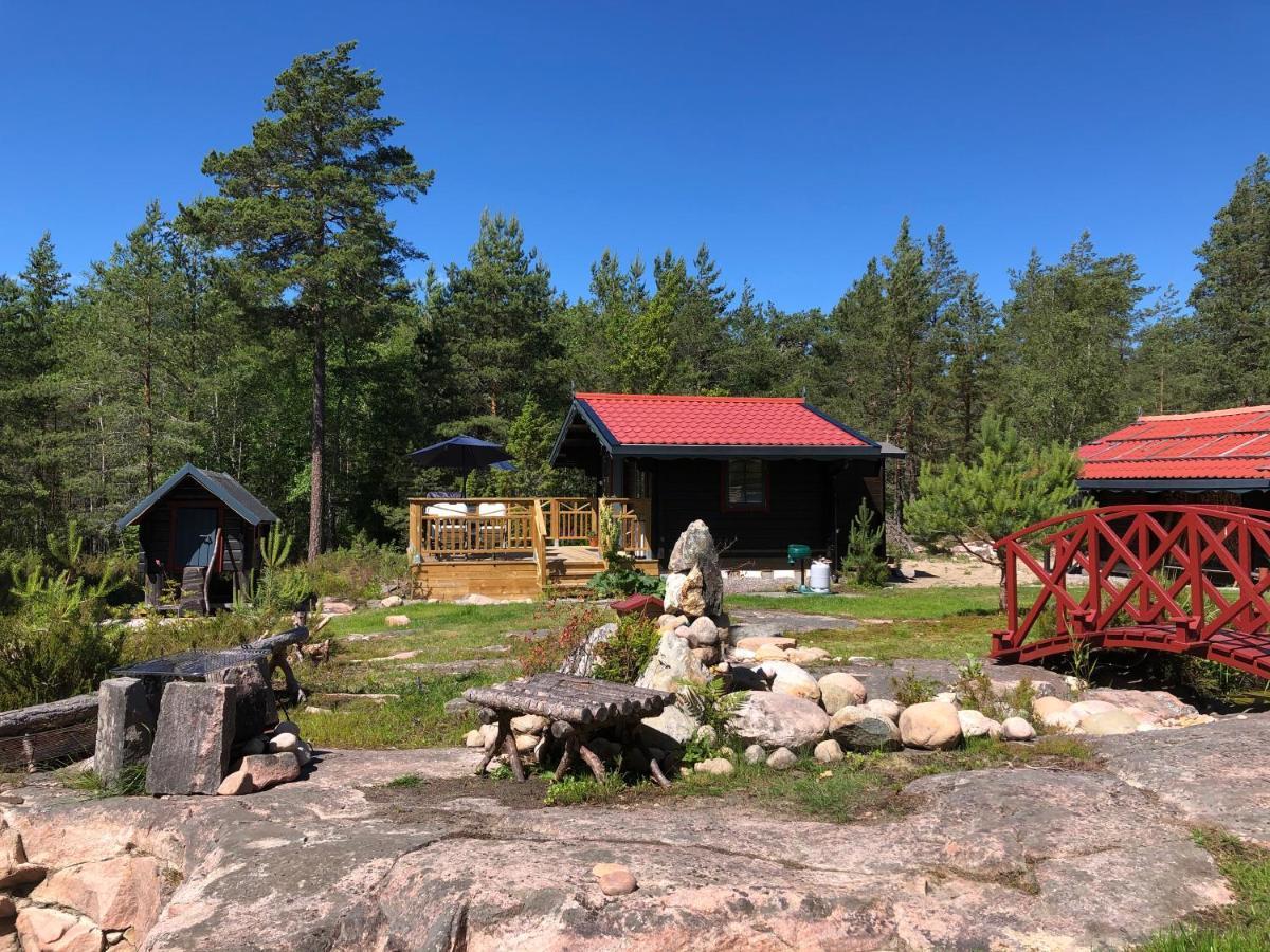Timber Cottages With Jacuzzi And Sauna Near Lake Vaenern 카를스타 외부 사진
