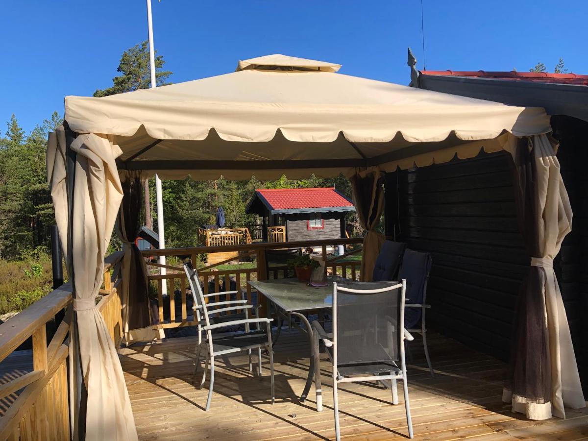 Timber Cottages With Jacuzzi And Sauna Near Lake Vaenern 카를스타 외부 사진