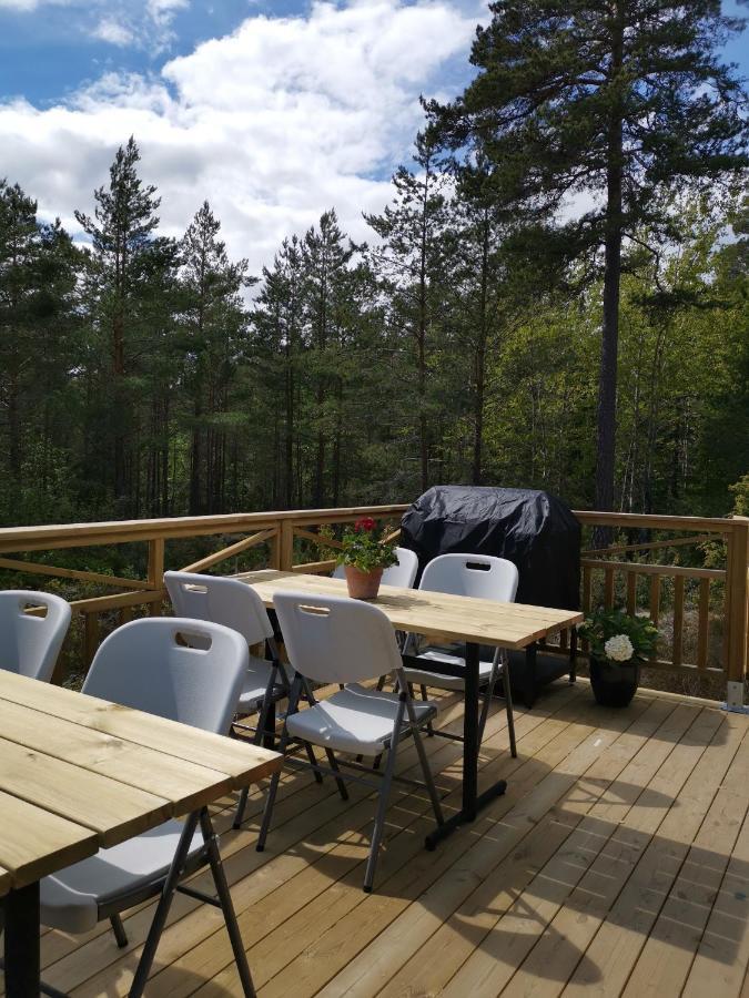 Timber Cottages With Jacuzzi And Sauna Near Lake Vaenern 카를스타 외부 사진