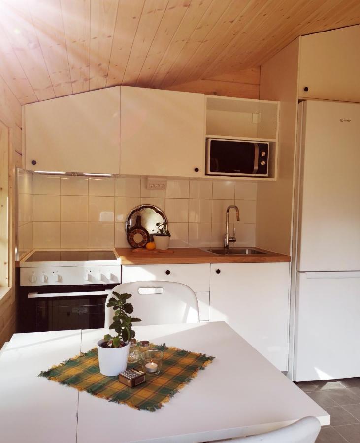 Timber Cottages With Jacuzzi And Sauna Near Lake Vaenern 카를스타 외부 사진