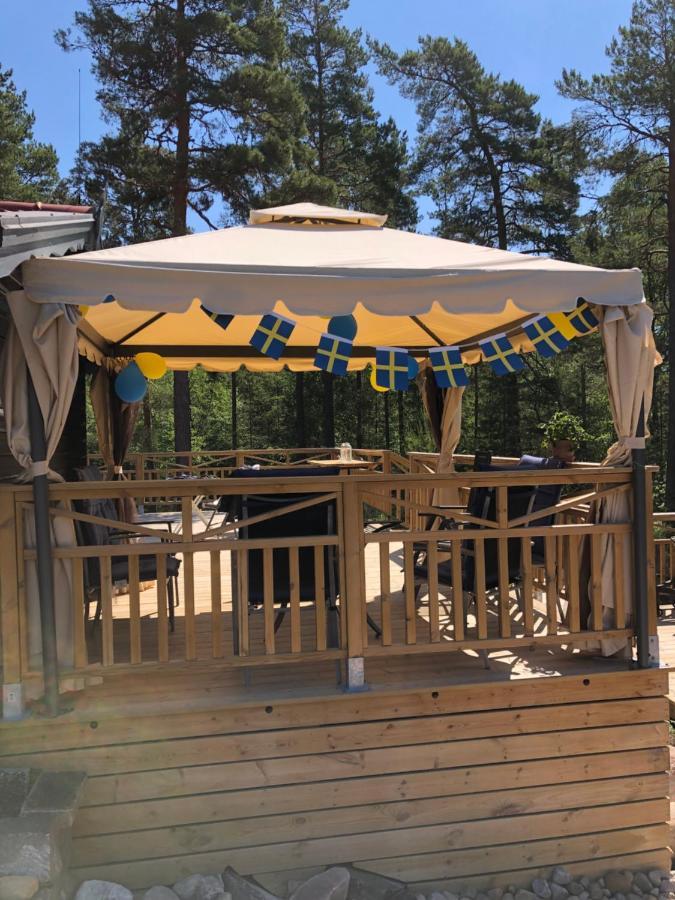 Timber Cottages With Jacuzzi And Sauna Near Lake Vaenern 카를스타 외부 사진
