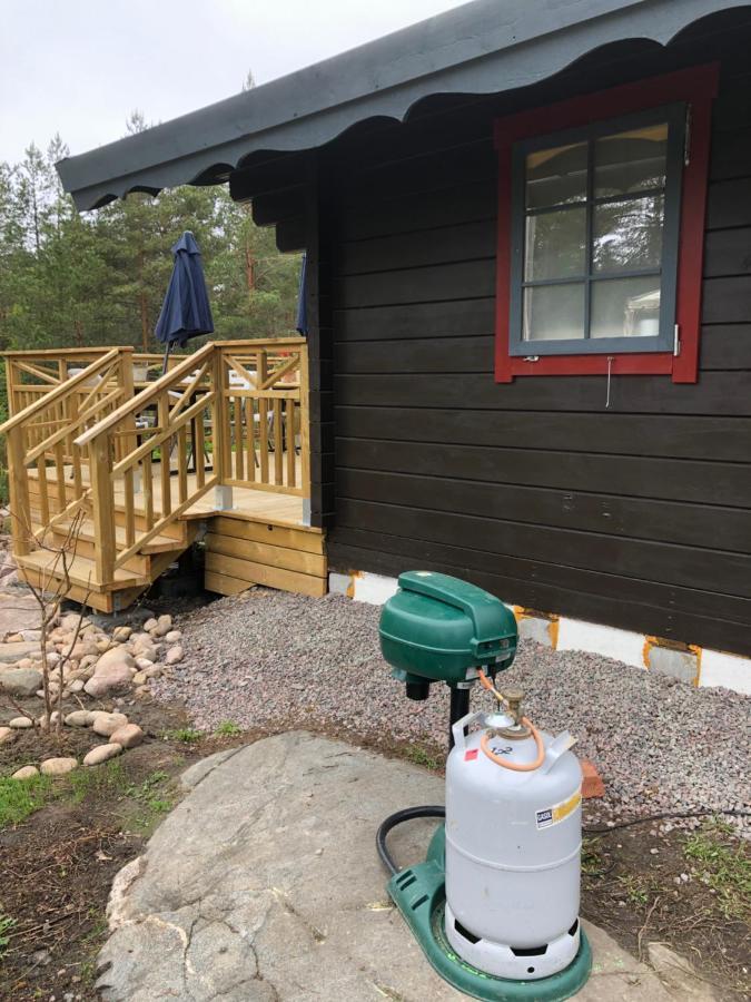 Timber Cottages With Jacuzzi And Sauna Near Lake Vaenern 카를스타 외부 사진