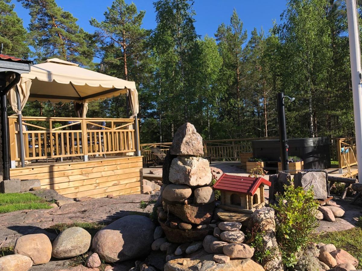 Timber Cottages With Jacuzzi And Sauna Near Lake Vaenern 카를스타 외부 사진