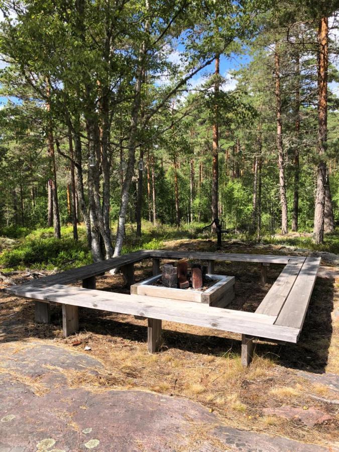 Timber Cottages With Jacuzzi And Sauna Near Lake Vaenern 카를스타 외부 사진