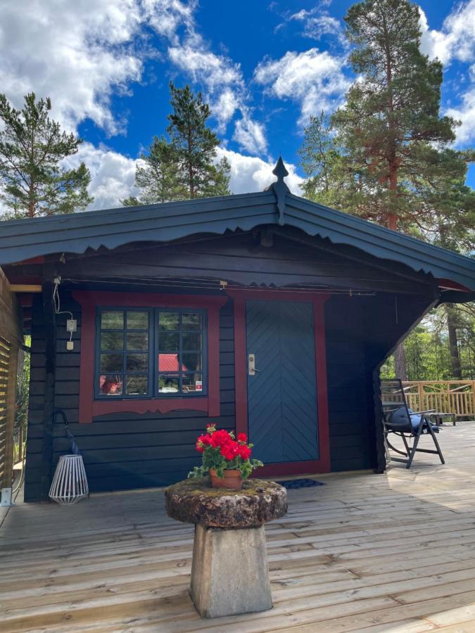 Timber Cottages With Jacuzzi And Sauna Near Lake Vaenern 카를스타 외부 사진