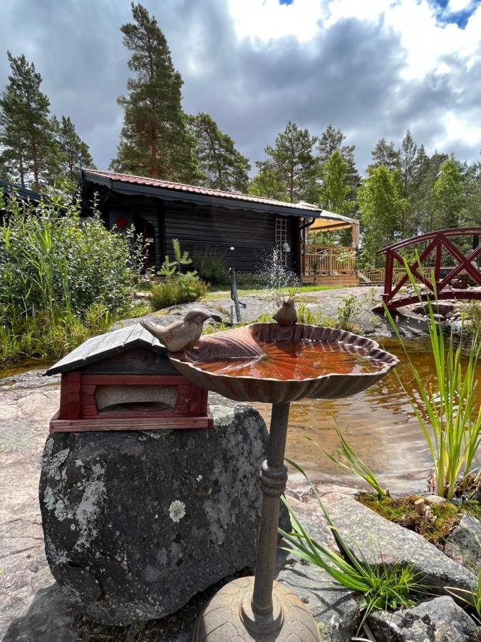 Timber Cottages With Jacuzzi And Sauna Near Lake Vaenern 카를스타 외부 사진