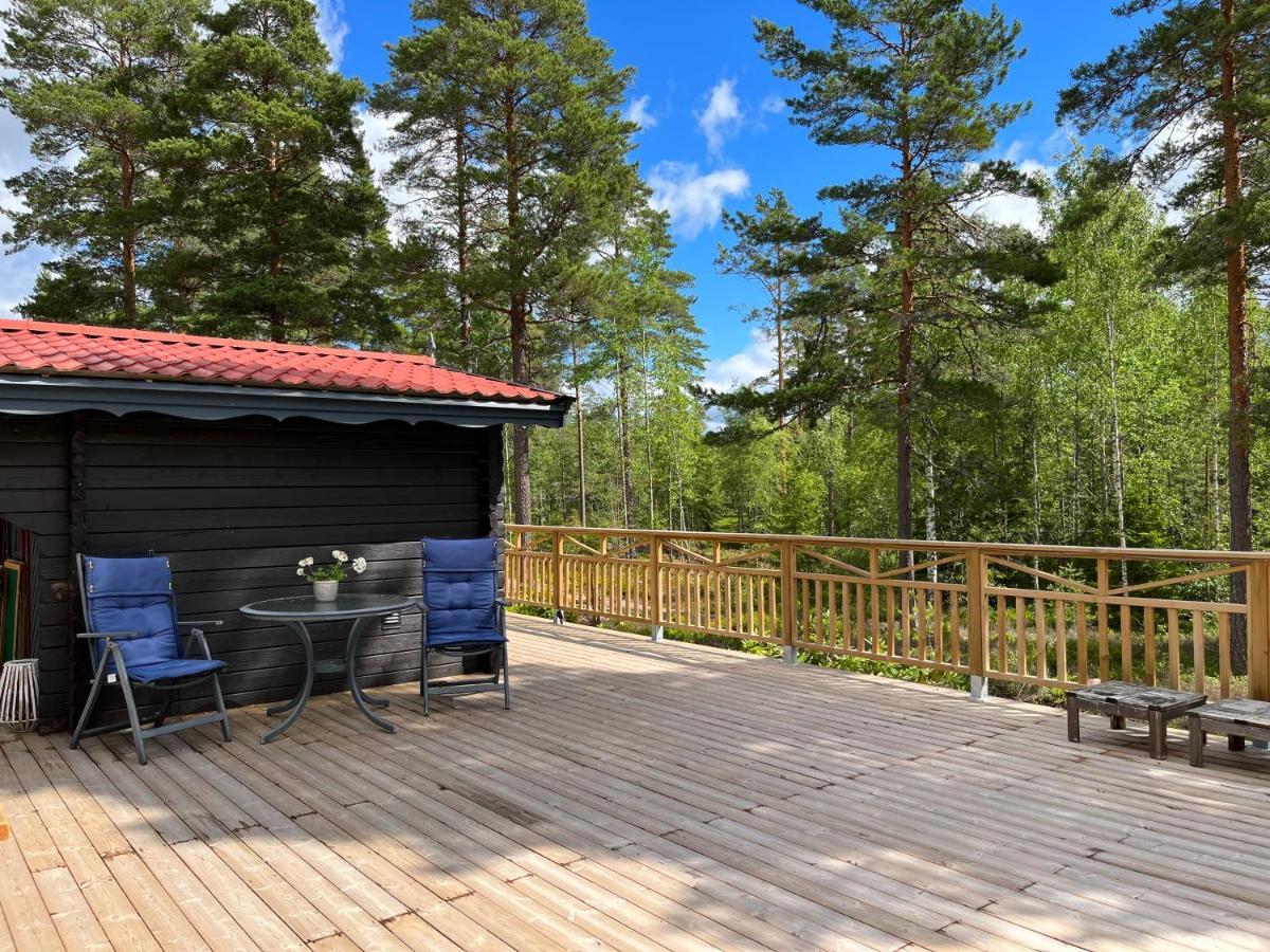 Timber Cottages With Jacuzzi And Sauna Near Lake Vaenern 카를스타 외부 사진