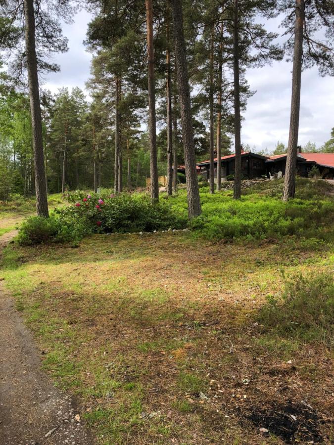 Timber Cottages With Jacuzzi And Sauna Near Lake Vaenern 카를스타 외부 사진