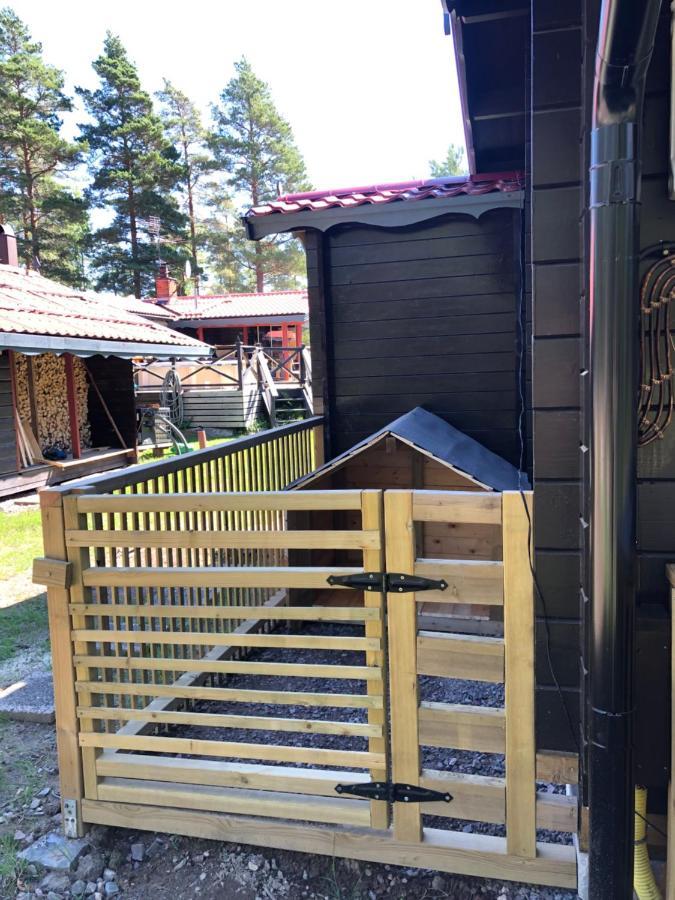 Timber Cottages With Jacuzzi And Sauna Near Lake Vaenern 카를스타 외부 사진