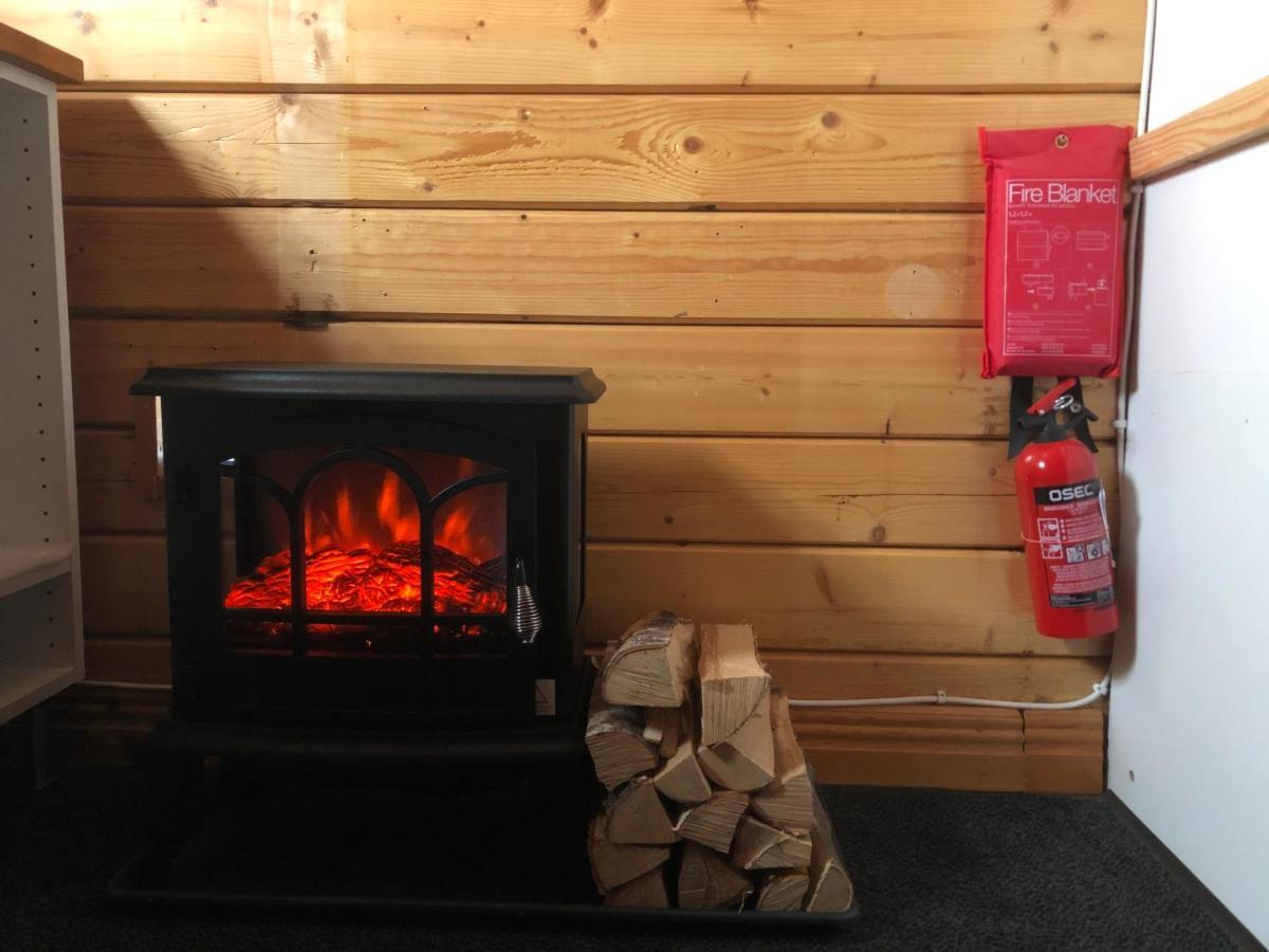 Timber Cottages With Jacuzzi And Sauna Near Lake Vaenern 카를스타 외부 사진