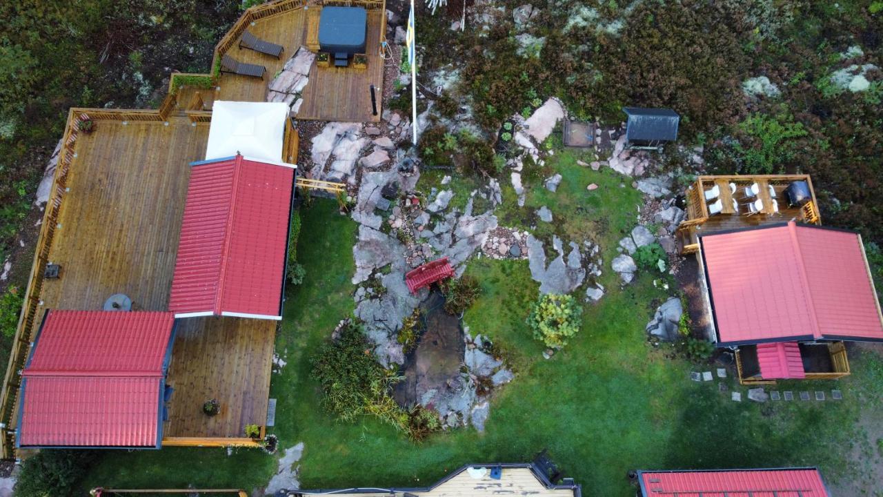 Timber Cottages With Jacuzzi And Sauna Near Lake Vaenern 카를스타 외부 사진