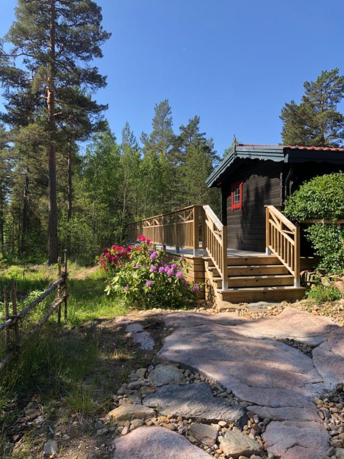 Timber Cottages With Jacuzzi And Sauna Near Lake Vaenern 카를스타 외부 사진