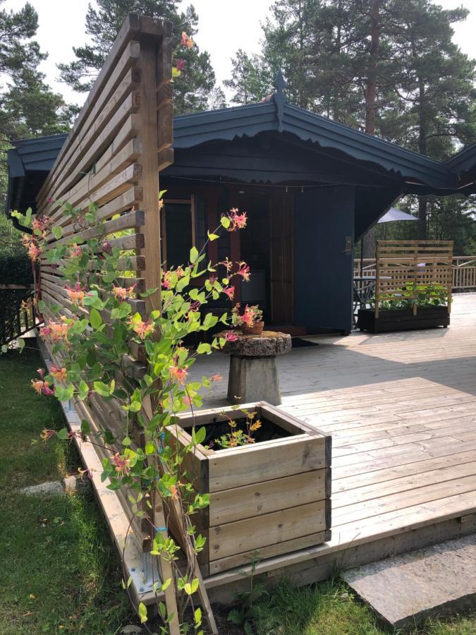 Timber Cottages With Jacuzzi And Sauna Near Lake Vaenern 카를스타 외부 사진