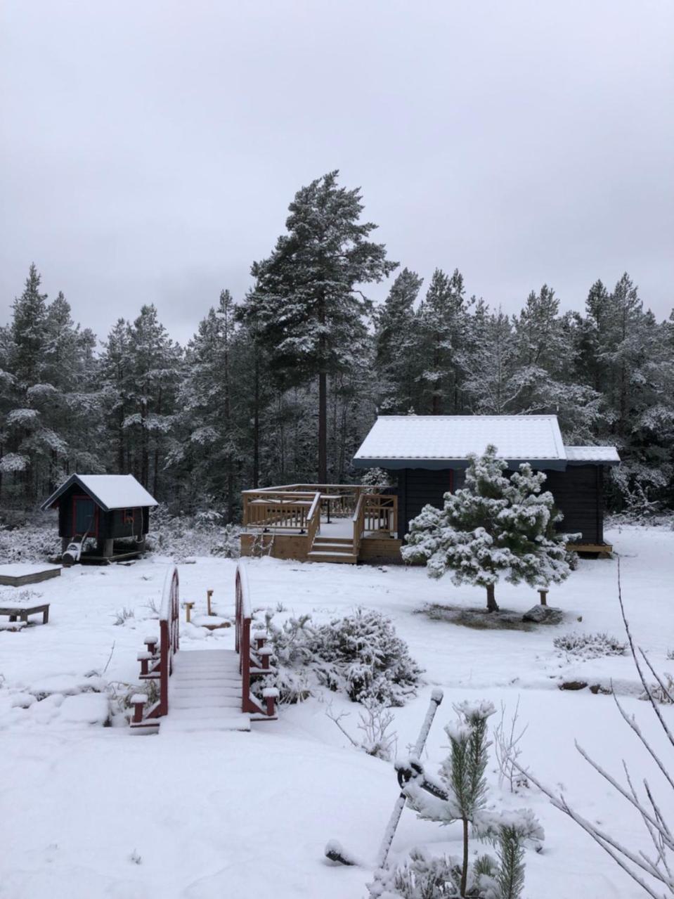 Timber Cottages With Jacuzzi And Sauna Near Lake Vaenern 카를스타 외부 사진