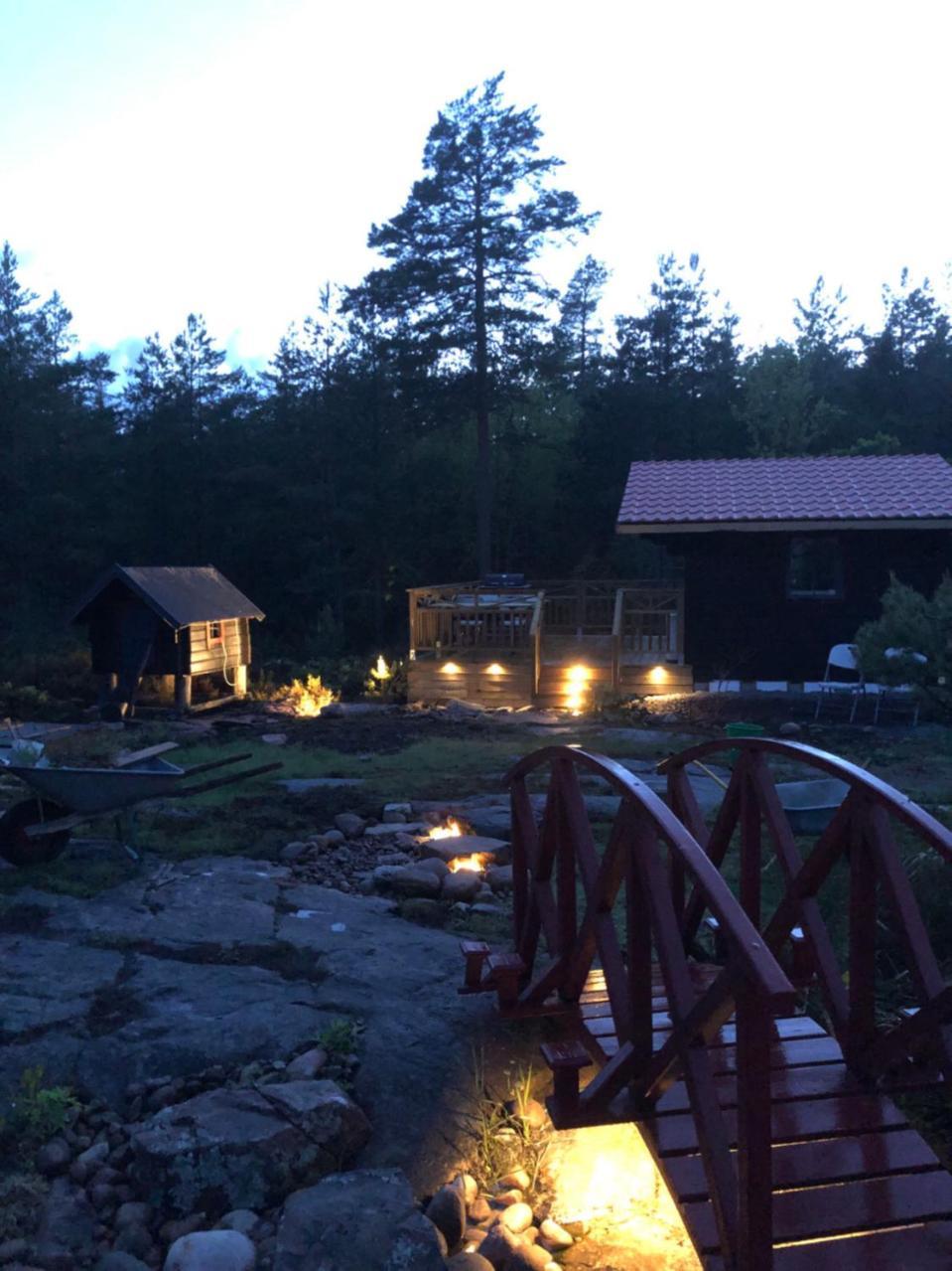 Timber Cottages With Jacuzzi And Sauna Near Lake Vaenern 카를스타 외부 사진