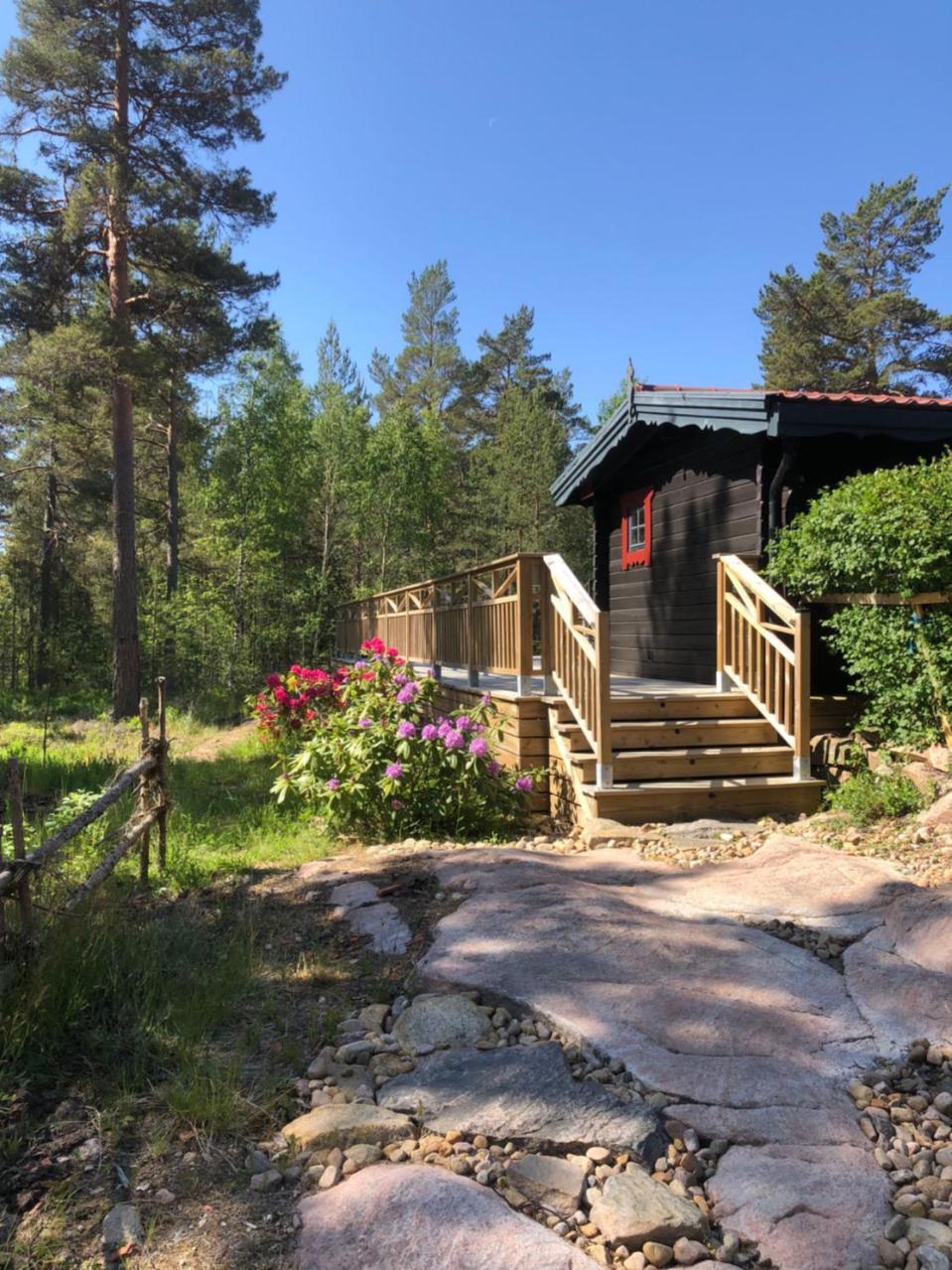 Timber Cottages With Jacuzzi And Sauna Near Lake Vaenern 카를스타 외부 사진