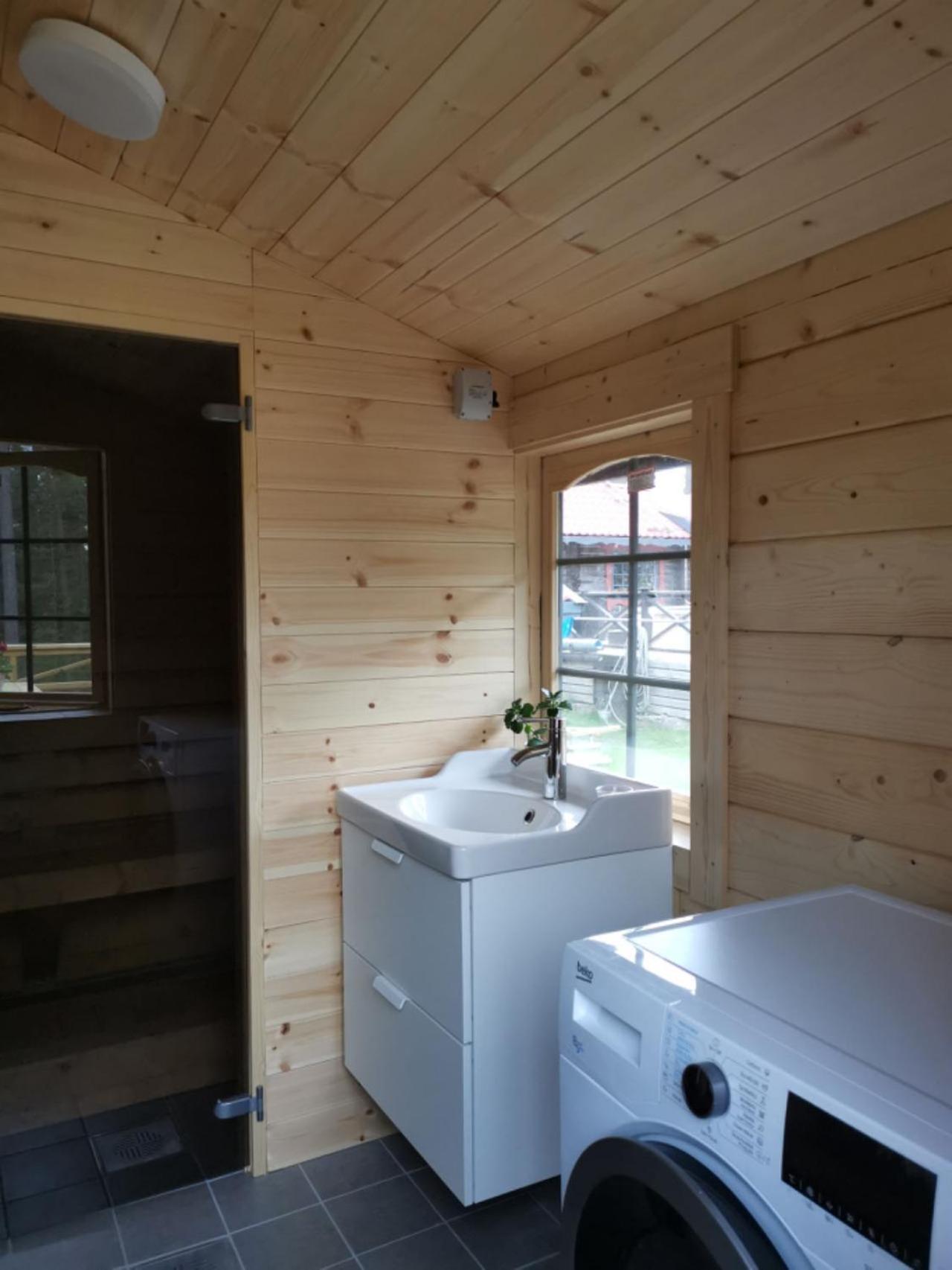 Timber Cottages With Jacuzzi And Sauna Near Lake Vaenern 카를스타 외부 사진