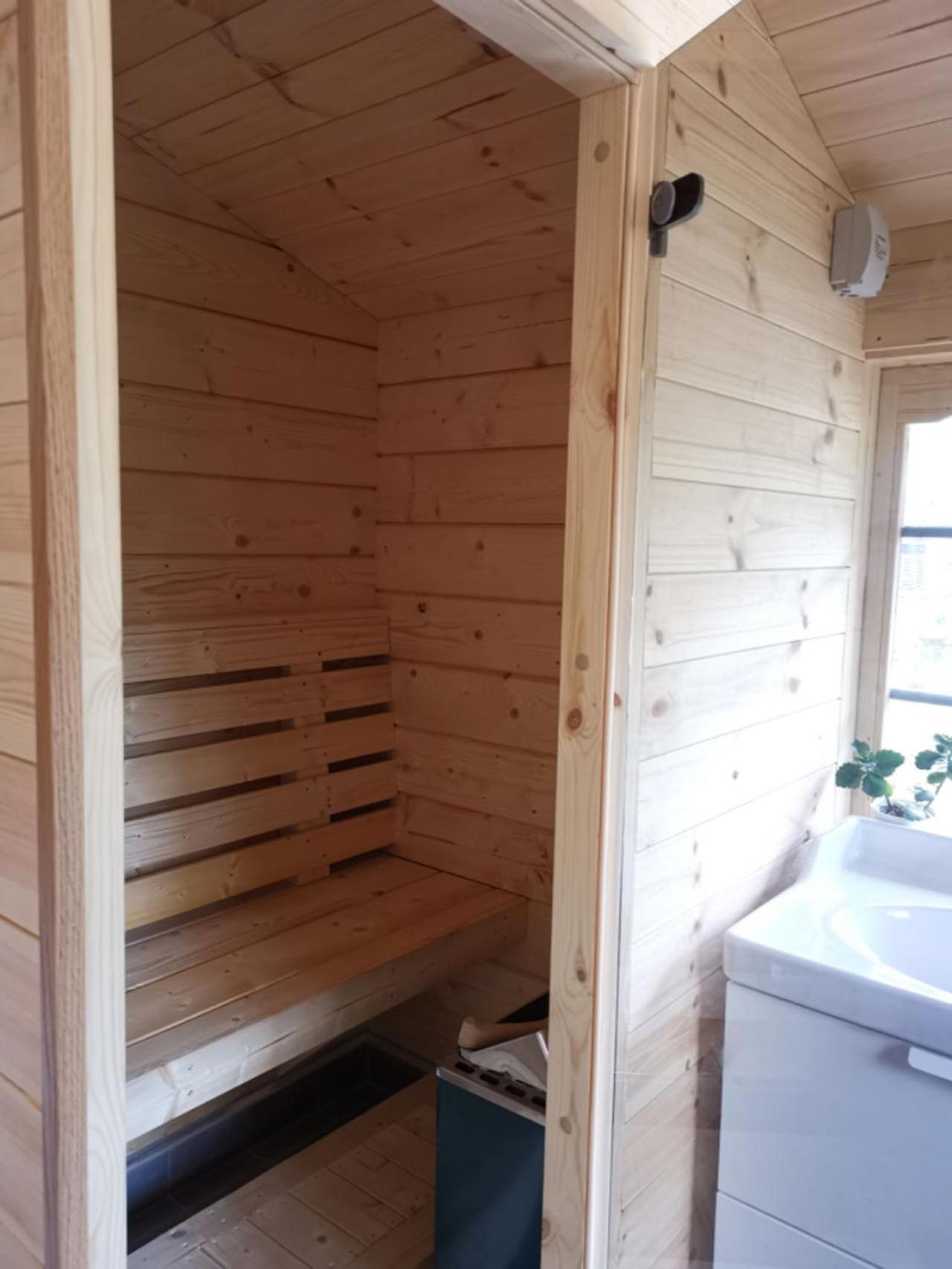 Timber Cottages With Jacuzzi And Sauna Near Lake Vaenern 카를스타 외부 사진