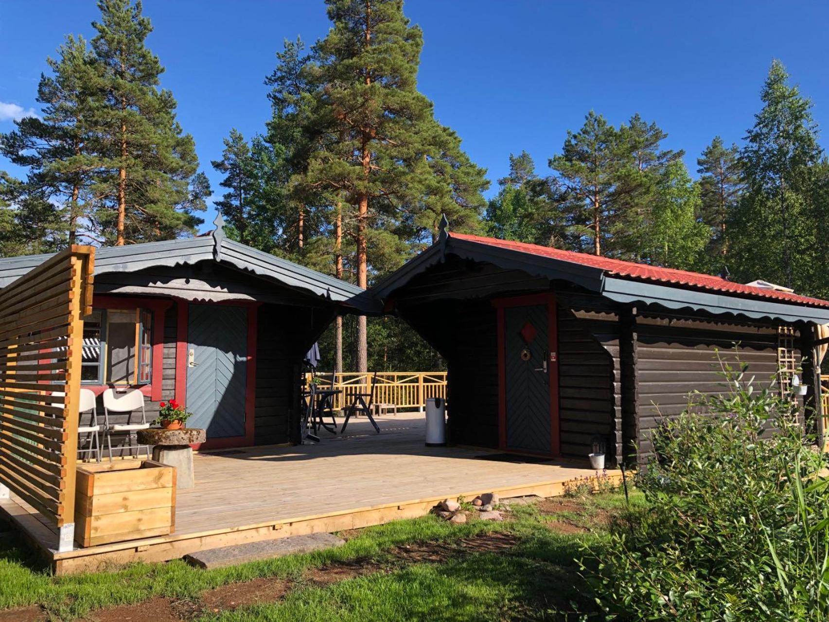 Timber Cottages With Jacuzzi And Sauna Near Lake Vaenern 카를스타 외부 사진