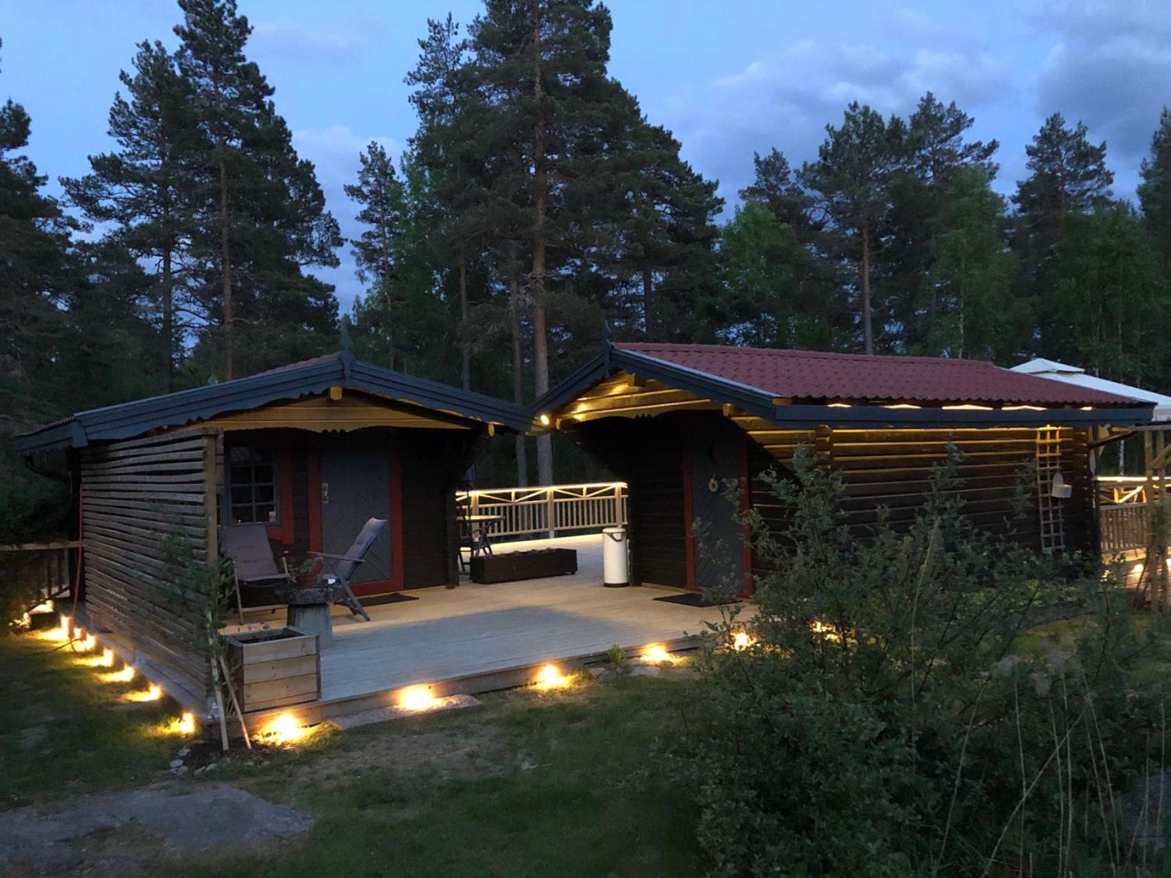 Timber Cottages With Jacuzzi And Sauna Near Lake Vaenern 카를스타 외부 사진